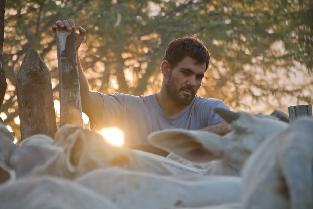 Juliano Cazarré no filme Boi Neon