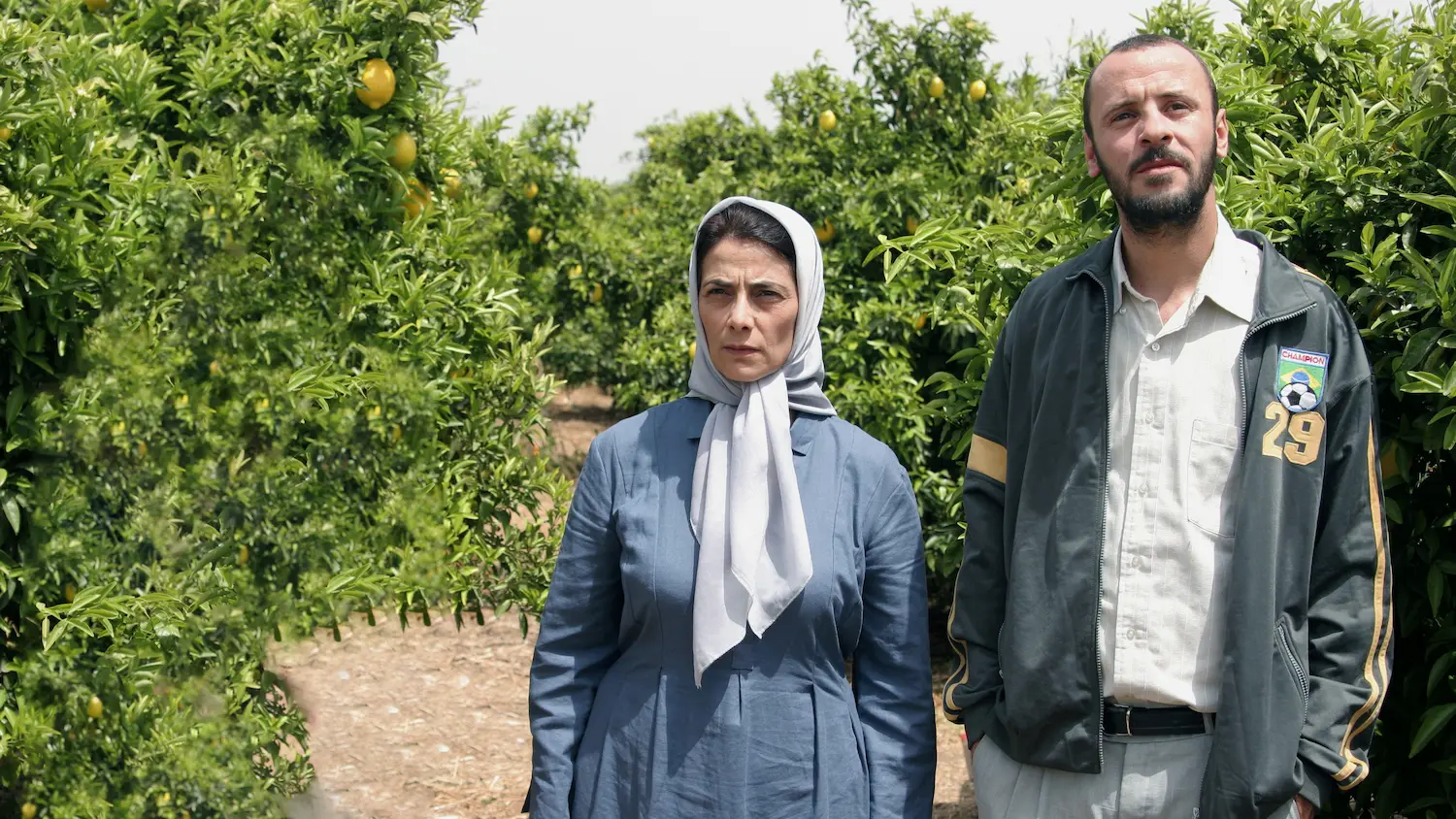 Um casal assiste um filme sobre política.