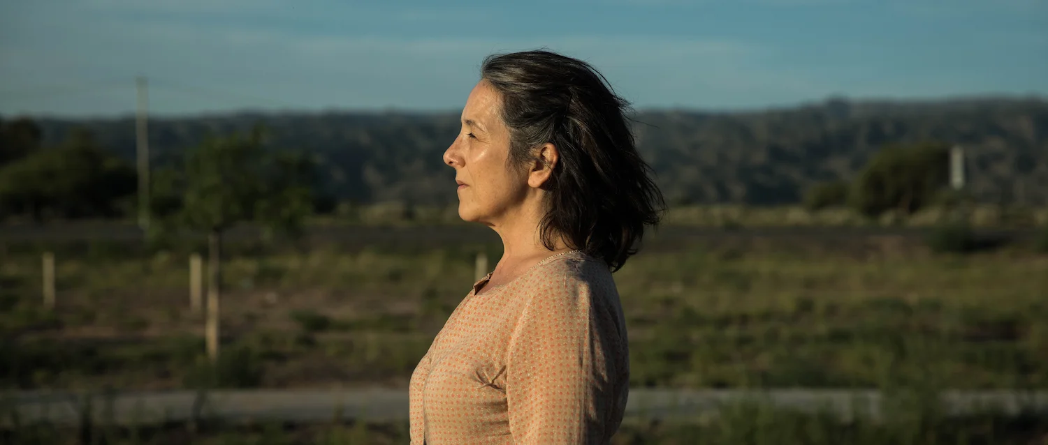 mulher de perfil em paisagem árida no filme A Noiva do Deserto, um dos filmes latinos da Imovision