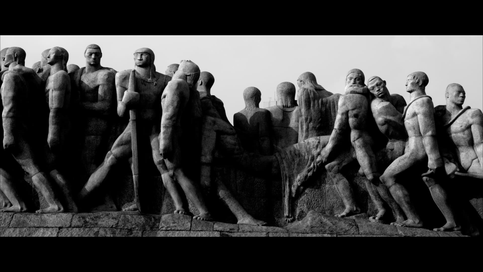 Monumento às Bandeiras em cena em preto e branco, destaque entre curtas-metragens brasileiros