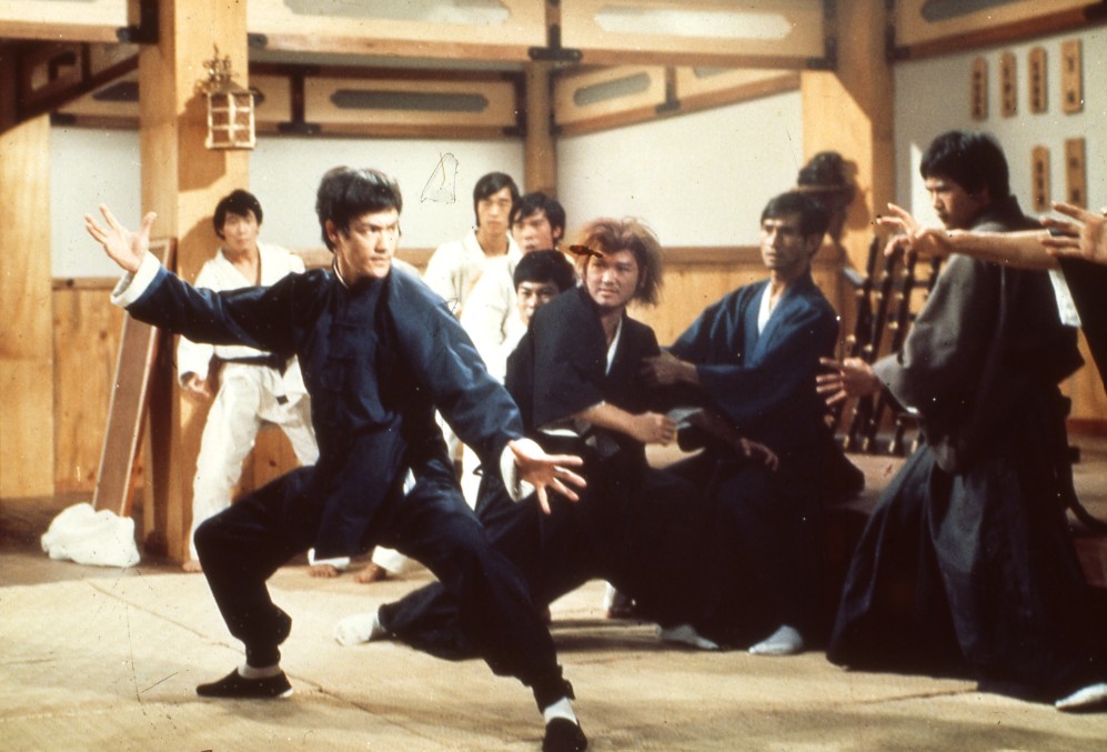 Bruce Lee em cena de A Fúria do Dragão, clássico dos filmes do Bruce Lee