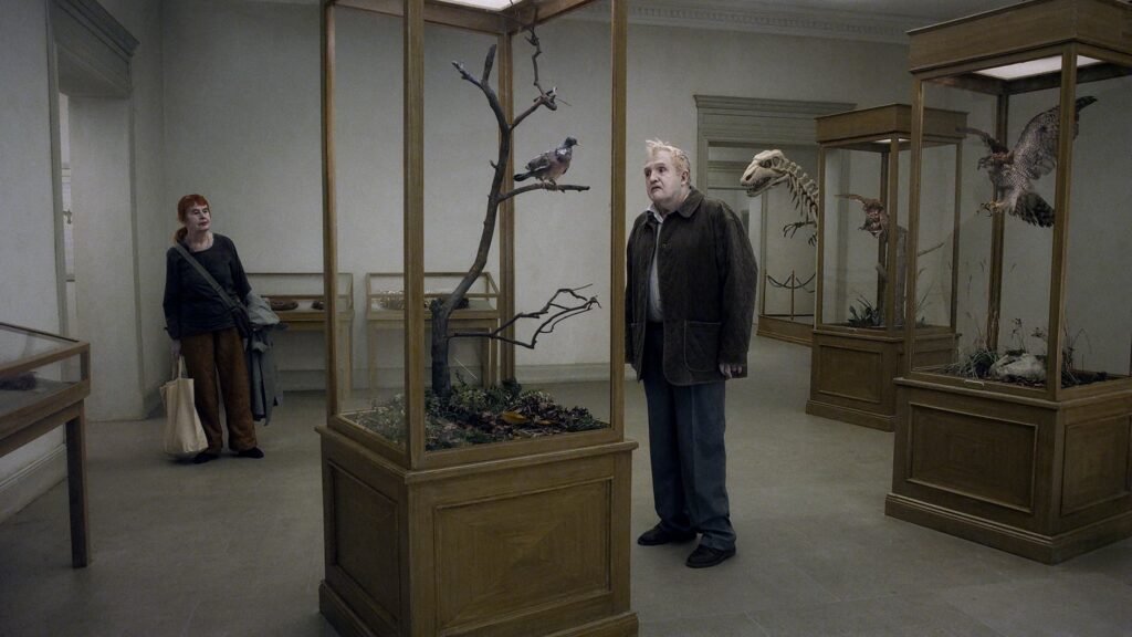 Cena do filme Um pombo pousou num galho refletindo sobre a existência
