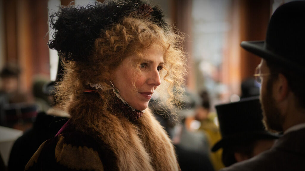 Sandrine Kiberlain como Sarah Bernhardt conversa com homem em cena de época