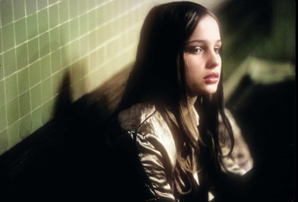 Christiane F. sentada junto à parede em cena marcante do cinema alemão