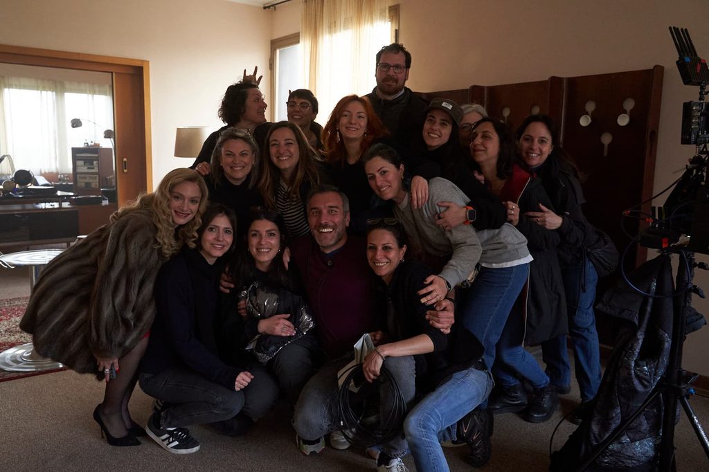 Elenco de Diva Futura reunido nos bastidores durante a gravação do filme