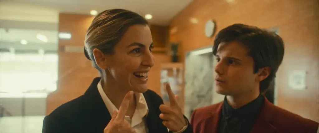 Catarina sorri ao lado de um funcionário em cena de Hotel Amor
