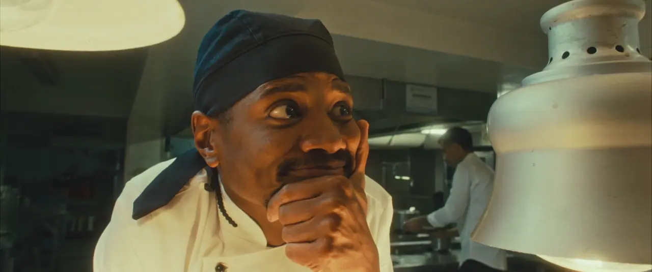 Catarina no restaurante do hotel em cena de Hotel Amor, com hóspedes ao fundo