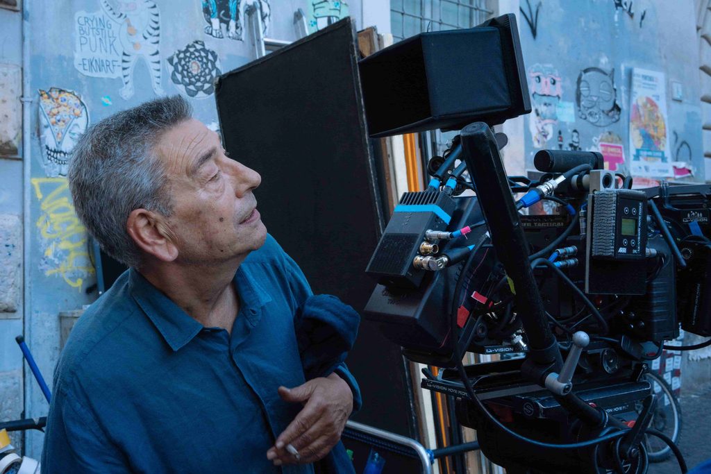 Gianni Di Gregorio ao lado de câmera nos bastidores de Querendo ou Não