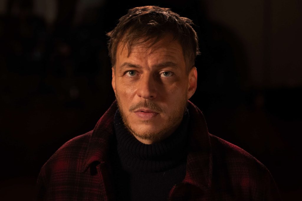Tom Wlaschiha em close durante cena de Querendo ou Não