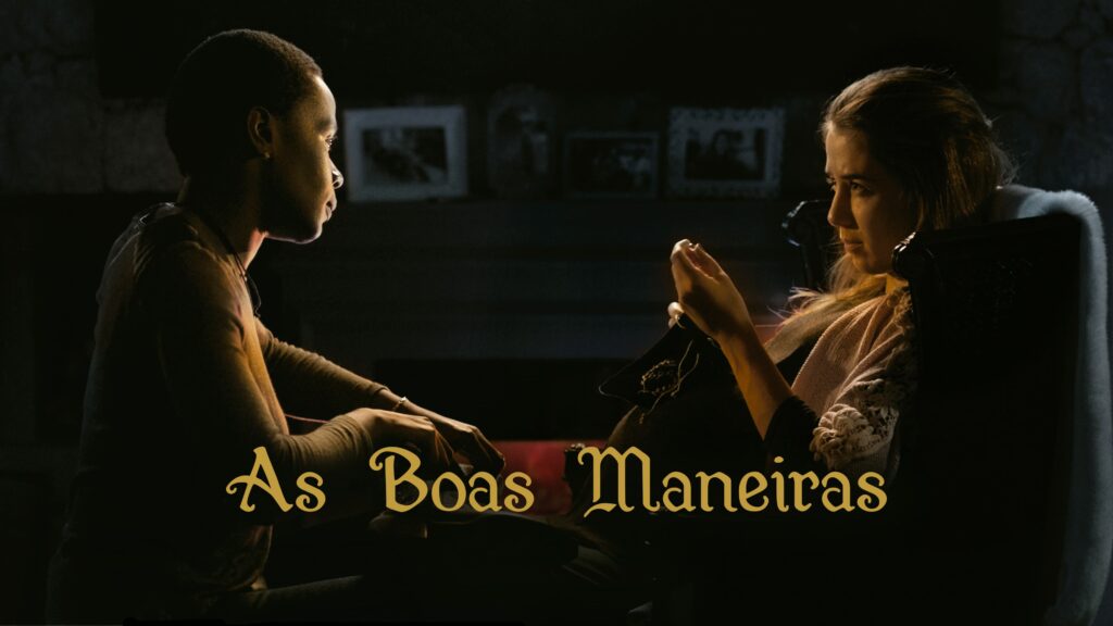 Duas mulheres conversam em ambiente escuro em imagem do filme As Boas Maneiras