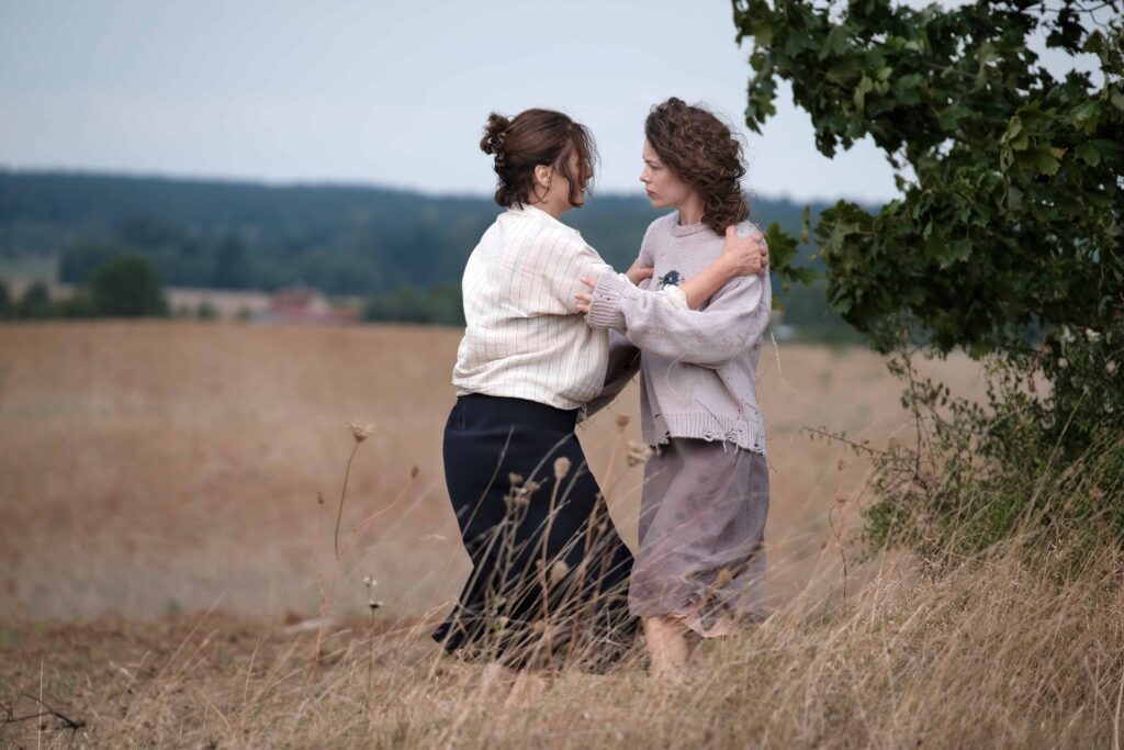 Laura e Betty em campo aberto em cena de Mirrors No. 3
