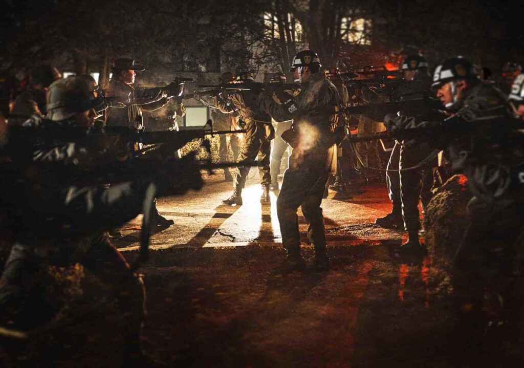 Soldados armados se confrontam à noite em cena do filme 12.12: O Dia
Nome arquivo: 12-12-o-dia-soldados-confronto-noturno