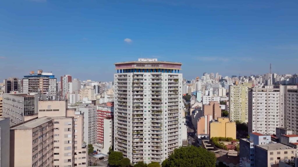 Edifício de Artacho Jurado se destaca entre os prédios da paisagem urbana de São Paulo
