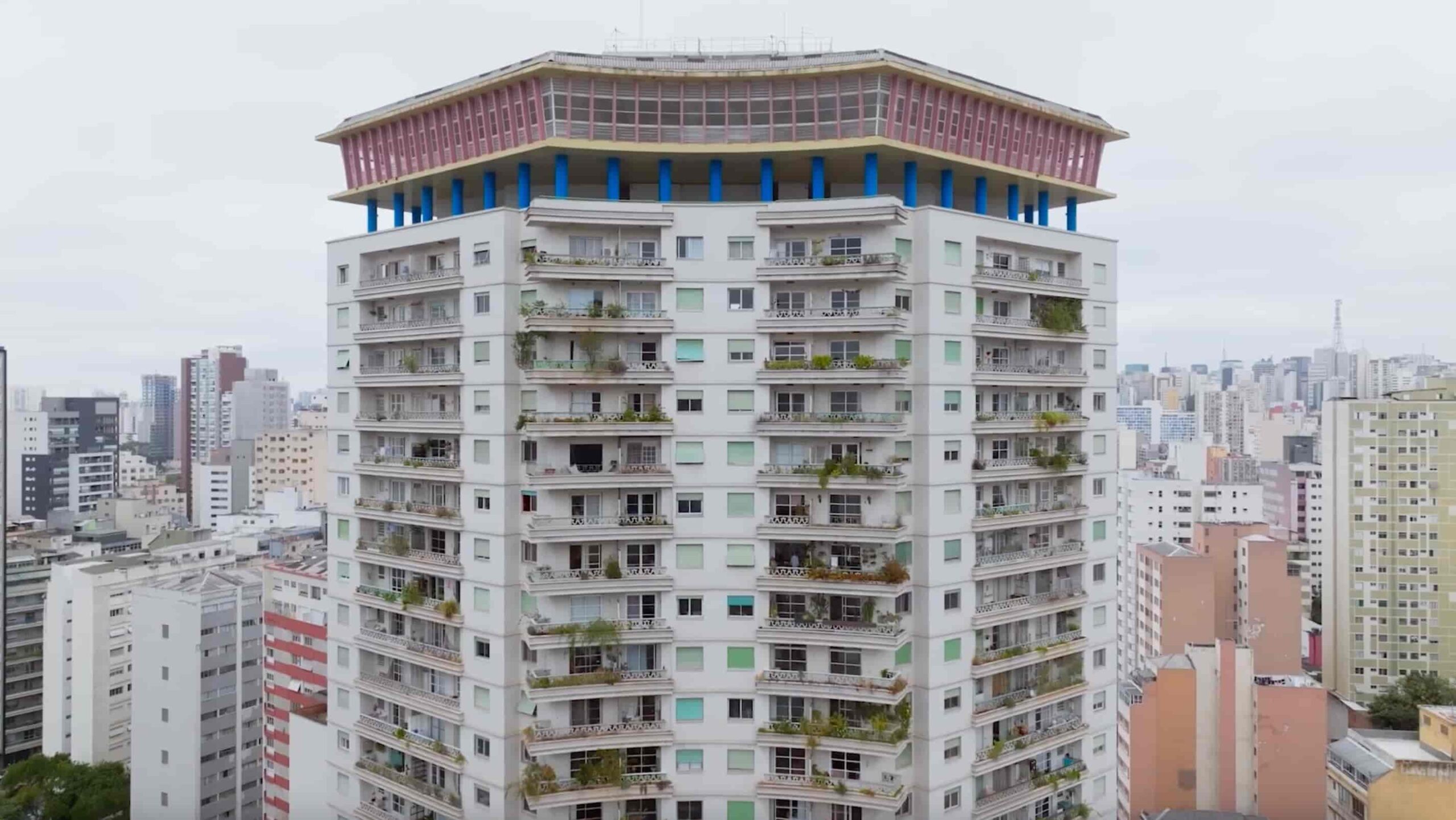Edifício de Artacho Jurado com fachada clara, varandas e cobertura colorida em São Paulo