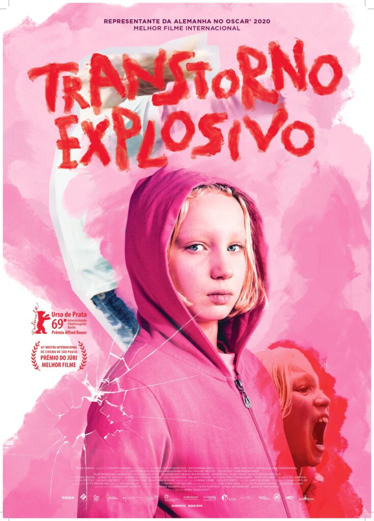Benni de capuz rosa no cartaz do filme Transtorno Explosivo